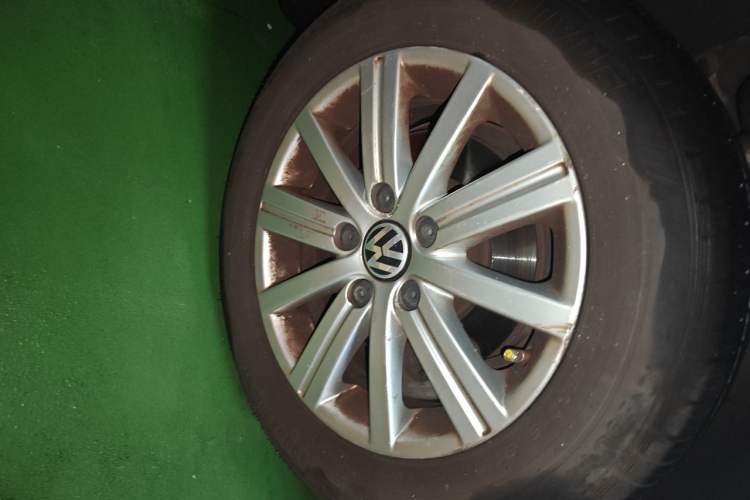 Used Volkswagen Golf 2011 1.6 Manual Fashion Edition Right Front Wheel Hub
