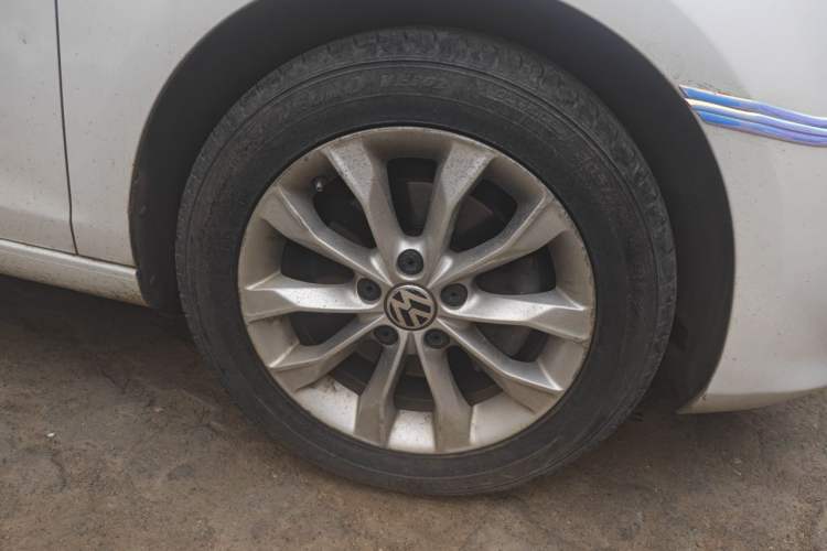 Used Volkswagen Golf 2011 1.4 TSI Automatic Luxury Edition Right Front Wheel Hub