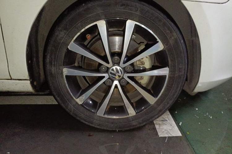 Used Volkswagen Golf 2011 1.4 TSI Automatic Luxury Edition Right Front Wheel Hub