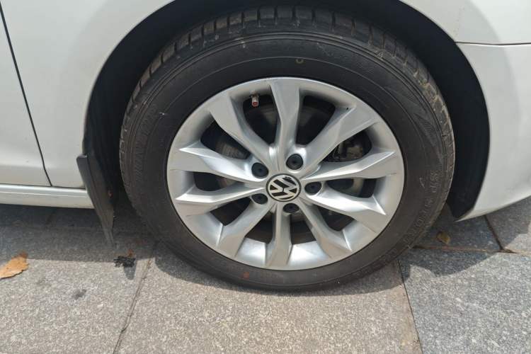 Used Volkswagen Golf 2011 1.4 TSI Manual Comfort Edition Right Front Wheel Hub