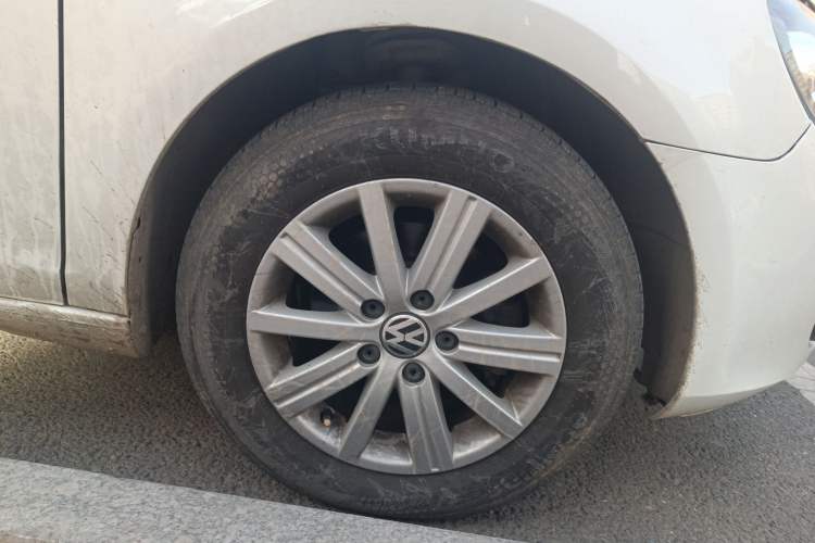 Used Volkswagen Golf 2011 1.6L Automatic Fashion Edition Right Front Wheel Hub