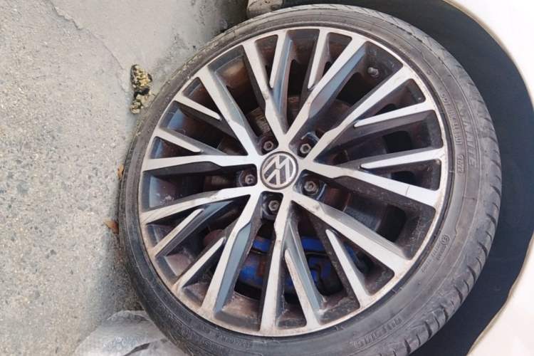 Used Volkswagen Golf 2011 2.0 TSI R Right Front Wheel Hub