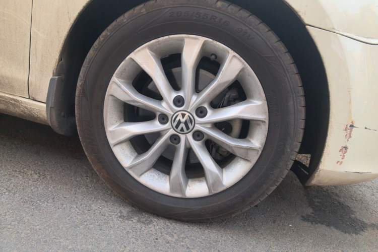 Used Volkswagen Golf 2011 1.4 TSI Automatic Comfort Model Right Front Wheel Hub