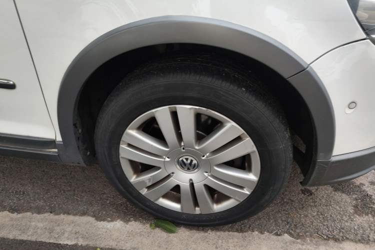 Used Volkswagen Golf 2011 1.4TSI Cross Golf Right Front Wheel Hub