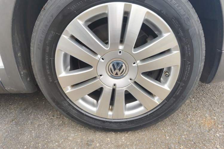 Used Volkswagen Golf 2011 1.4TSI Cross Golf Right Front Wheel Hub