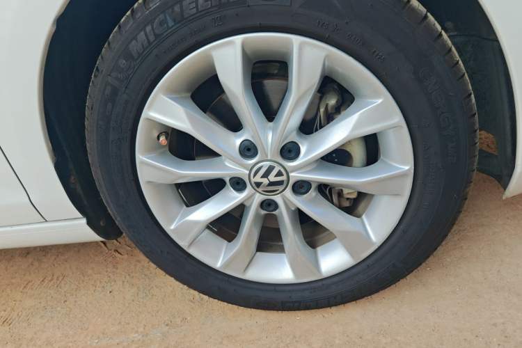 Used Volkswagen Golf 2011 1.4 TSI Automatic Luxury Edition Right Front Wheel Hub