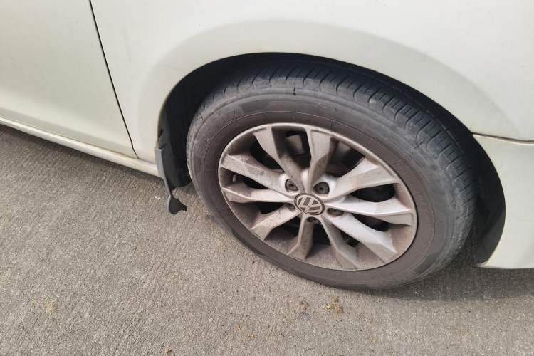 Used Volkswagen Golf 2011 1.6L Automatic Comfort Model Right Front Wheel Hub