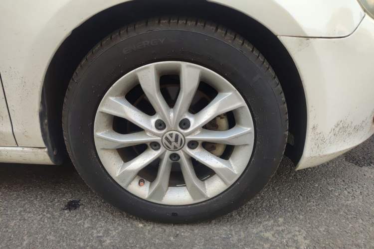 Used Volkswagen Golf 2011 1.4 TSI Automatic Luxury Edition Right Front Wheel Hub