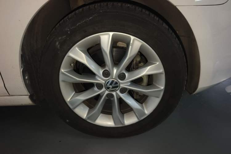 Used Volkswagen Golf 2011 1.4 TSI Automatic Comfort Model Right Front Wheel Hub