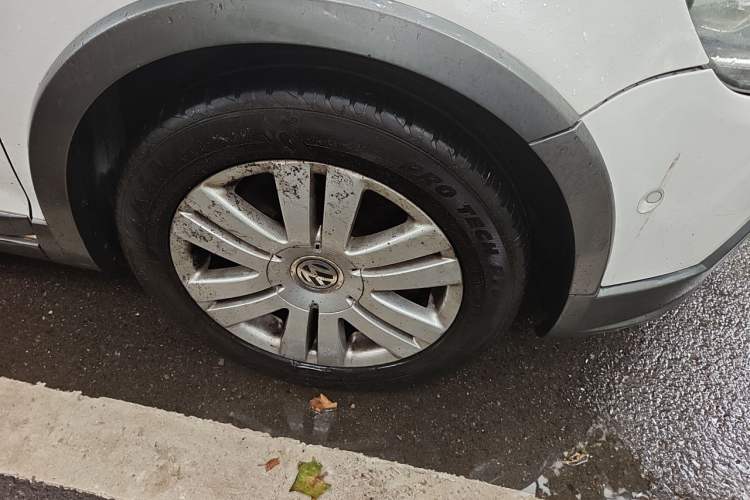 Used Volkswagen Golf 2011 1.4TSI Cross Golf Right Front Wheel Hub