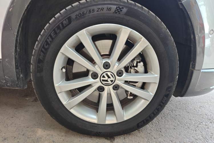 Used Volkswagen Golf 2011 1.4TSI Cross Golf Right Front Wheel Hub