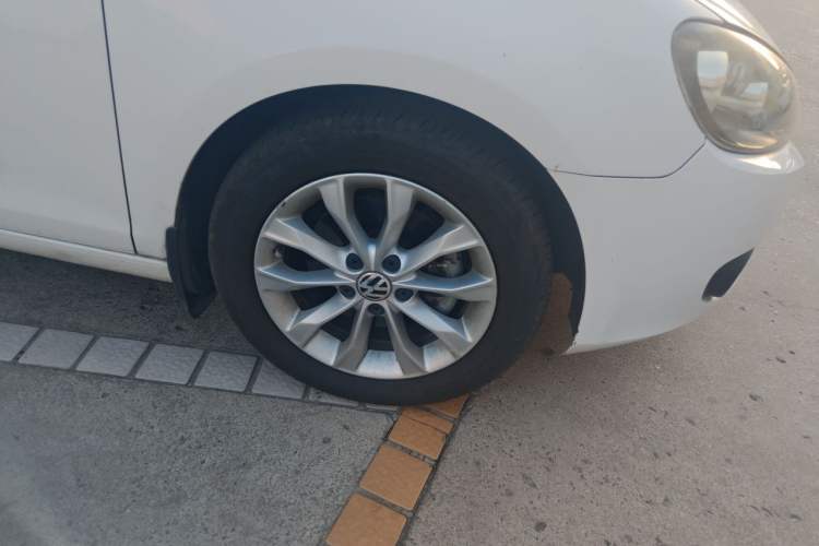 Used Volkswagen Golf 2011 1.4 TSI Automatic Luxury Edition Right Front Wheel Hub
