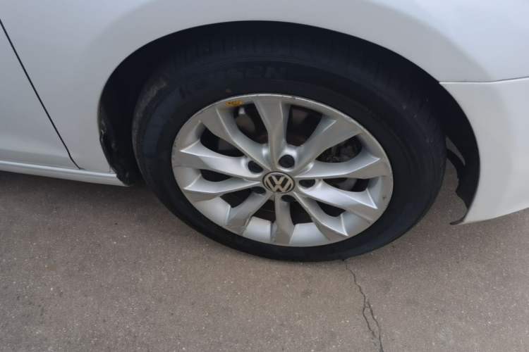 Used Volkswagen Golf 2011 1.4 TSI Automatic Luxury Edition Right Front Wheel Hub