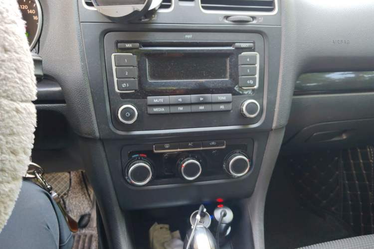 Used Volkswagen Golf 2012 1.6L Automatic Comfort Model Audio And AC Panel