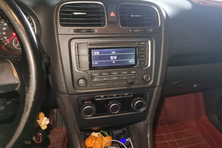 Used Volkswagen Golf 2012 1.6 Manual Comfort Edition Audio And AC Panel