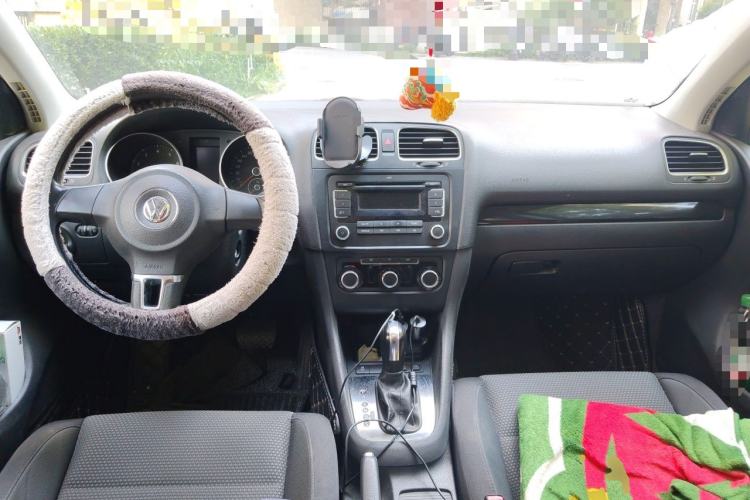 Used Volkswagen Golf 2012 1.6L Automatic Comfort Model Center Console