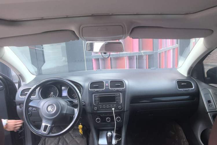 Used Volkswagen Golf 2012 1.6L Automatic Comfort Model Center Console