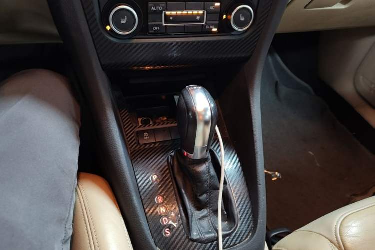 Used Volkswagen Golf 2012 1.4TSI Automatic Luxury Edition Gear Lever