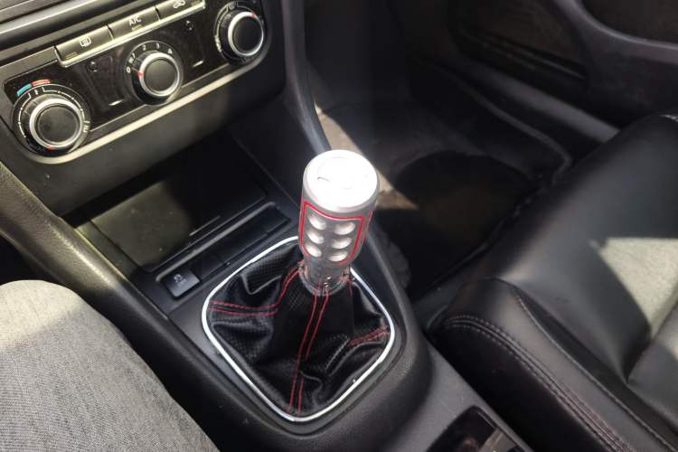 Used Volkswagen Golf 2012 1.4 TSI Manual Comfort Edition Gear Lever