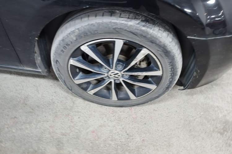 Used Volkswagen Golf 2012 1.4TSI Automatic Luxury Edition Right Front Wheel Hub