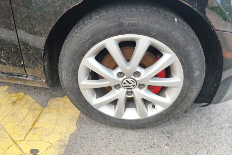 Used Volkswagen Golf 2012 1.4 TSI Automatic Comfort Edition Right Front Wheel Hub
