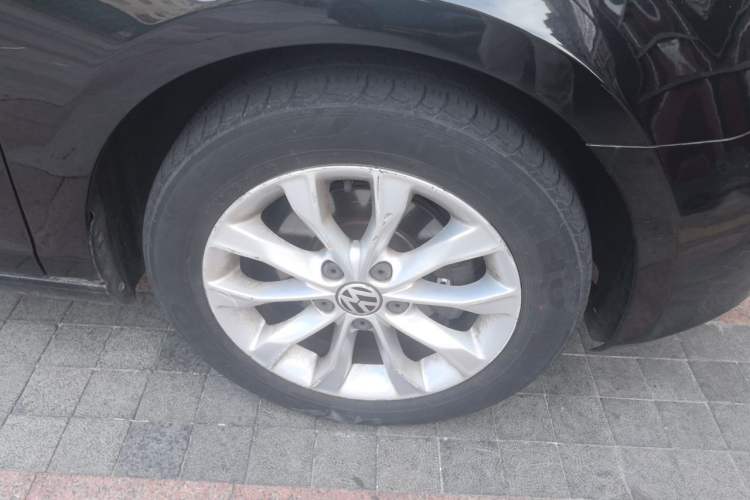 Used Volkswagen Golf 2012 1.6L Automatic Comfort Model Right Front Wheel Hub