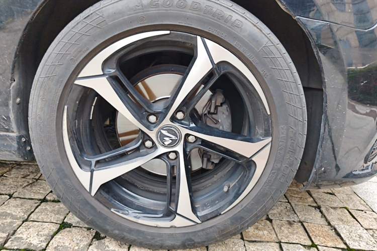 Used Volkswagen Golf 2012 1.4 TSI Automatic Comfort Edition Right Front Wheel Hub