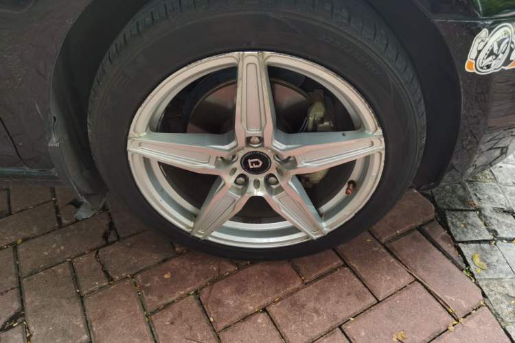 Used Volkswagen Golf 2012 1.4 TSI Automatic Comfort Edition Right Front Wheel Hub