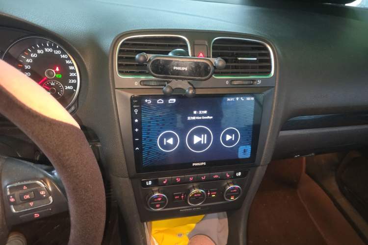 Used Volkswagen Golf 2012 1.4TSI Luxury Convertible Edition Audio And AC Panel