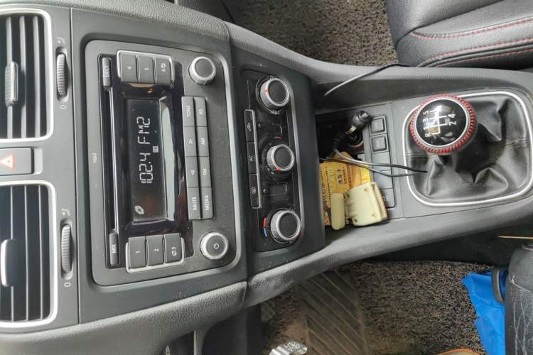 Used Volkswagen Golf 2012 1.6 Manual Comfort Edition Audio And AC Panel