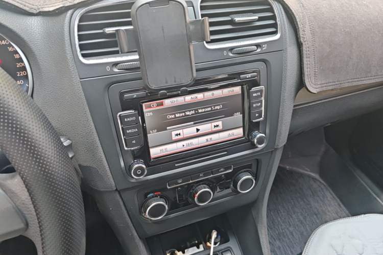 Used Volkswagen Golf 2012 1.6 Manual Fashion Edition Audio And AC Panel