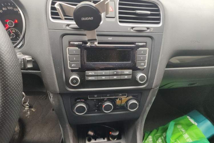 Used Volkswagen Golf 2012 1.6 Manual Comfort Edition Audio And AC Panel