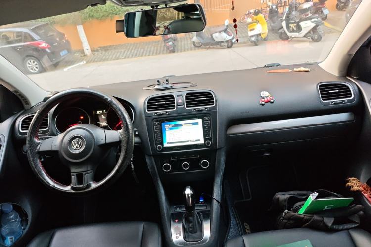 Used Volkswagen Golf 2012 1.6L Automatic Fashion Model Center Console