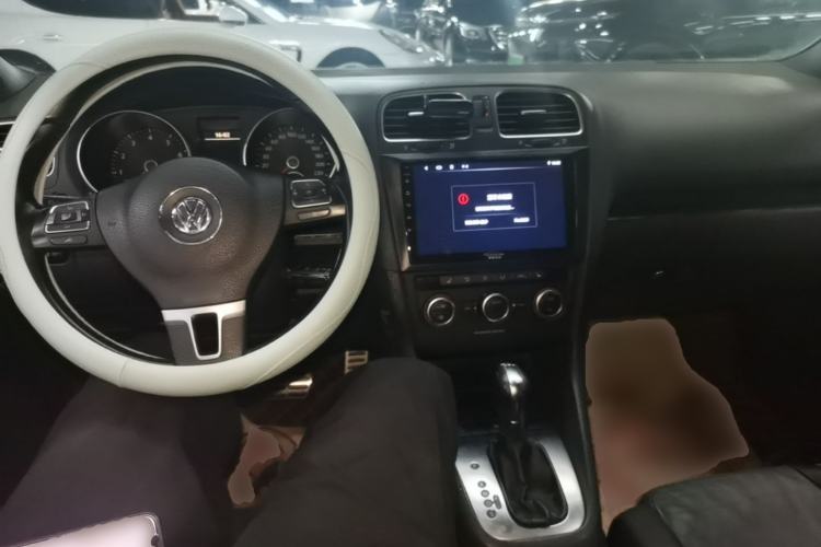 Used Volkswagen Golf 2012 1.4TSI Luxury Convertible Edition Center Console
