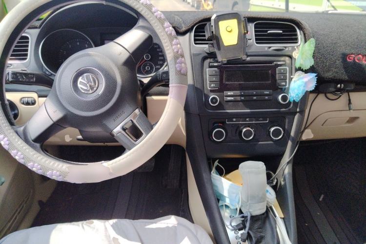 Used Volkswagen Golf 2012 1.6L Automatic Comfort Model Center Console