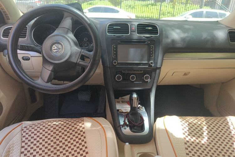 Used Volkswagen Golf 2012 1.6L Automatic Fashion Model Center Console