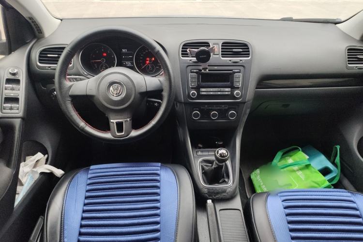 Used Volkswagen Golf 2012 1.6 Manual Comfort Edition Center Console