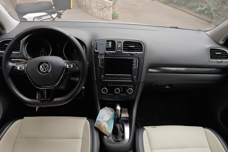 Used Volkswagen Golf 2012 1.6L Automatic Comfort Model Center Console