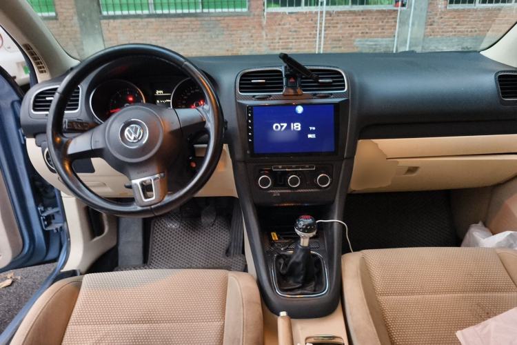Used Volkswagen Golf 2012 1.6 Manual Comfort Edition Center Console