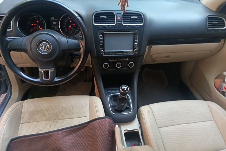 Used Volkswagen Golf 2012 1.6 Manual Comfort Edition Center Console