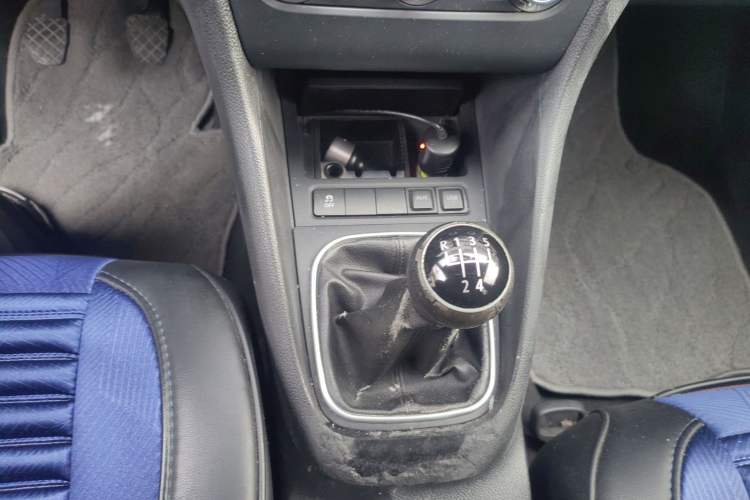 Used Volkswagen Golf 2012 1.6 Manual Comfort Edition Gear Lever