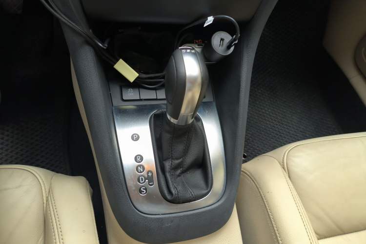 Used Volkswagen Golf 2012 1.4TSI Automatic Luxury Edition Gear Lever