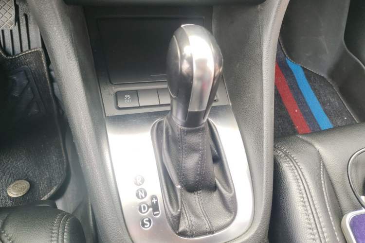 Used Volkswagen Golf 2012 1.6L Automatic Comfort Model Gear Lever