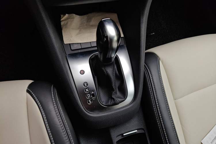 Used Volkswagen Golf 2012 1.6L Automatic Comfort Model Gear Lever