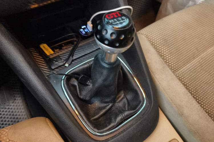 Used Volkswagen Golf 2012 1.6 Manual Comfort Edition Gear Lever