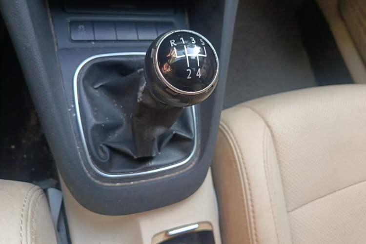 Used Volkswagen Golf 2012 1.6 Manual Comfort Edition Gear Lever