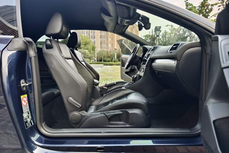 Used Volkswagen Golf 2012 1.4TSI Luxury Convertible Edition Interior 3