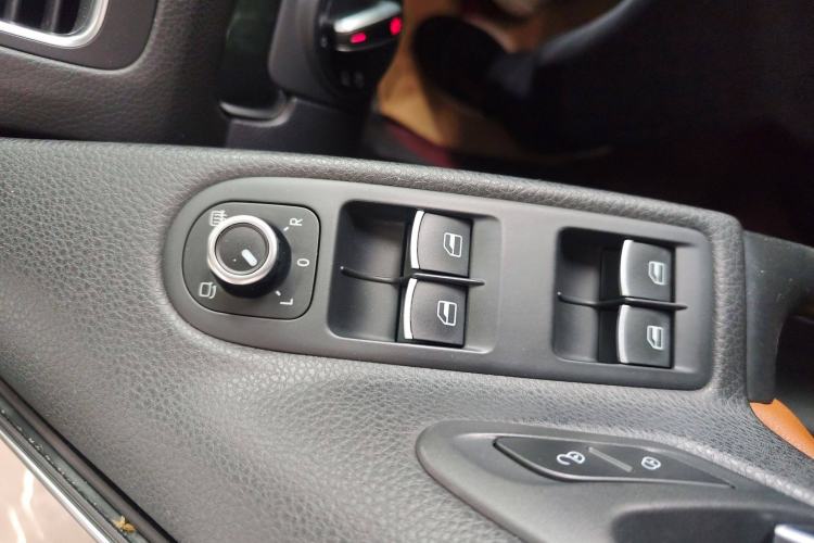 Used Volkswagen Golf 2012 1.4TSI Luxury Convertible Edition Interior 4