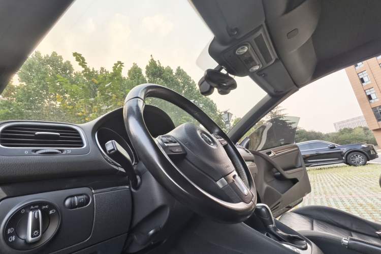 Used Volkswagen Golf 2012 1.4TSI Luxury Convertible Edition Interior 4