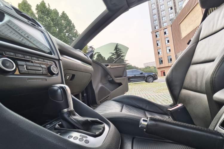 Used Volkswagen Golf 2012 1.4TSI Luxury Convertible Edition Interior 5